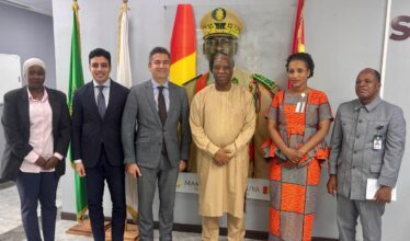 السفير محمد الحلواني يقدم أوراق اعتماده للرئيس الغيني مامادي دومبويا 2 السفير محمد الحلواني يقدم أوراق اعتماده للرئيس الغيني مامادي دومبويا