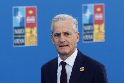 "إسرائيل تهاجم رئيس وزراء النرويج لمشاركته في فعالية مناهضة للعنصرية"