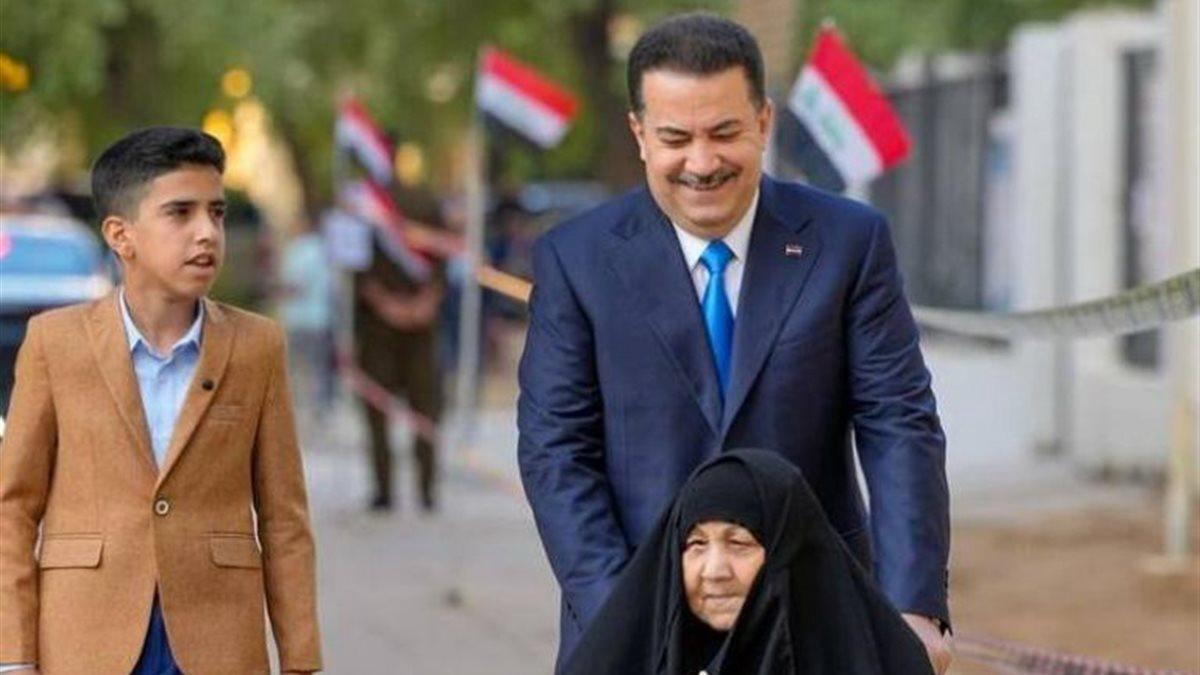 رئيس الوزراء العراقي يدلي بصوته في انتخابات البرلمان برفقة والدته على كرسي متحرك