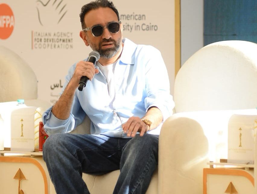 حادثة مؤلمة دفعت عمرو سلامة للمطالبة بمتخصصين لحماية الأطفال في مواقع التصوير. 1 حادثة مؤلمة دفعت عمرو سلامة للمطالبة بمتخصصين لحماية الأطفال في مواقع التصوير.