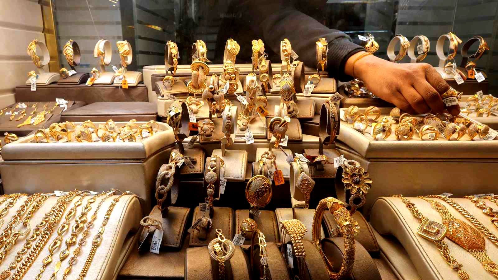 الذهب اليوم: عيار 24 يسجل 6240 جنيهاً، وارتفاع طفيف لسعر الأونصة عالمياً إلى 4001 دولار. 1 الذهب اليوم: عيار 24 يسجل 6240 جنيهاً، وارتفاع طفيف لسعر الأونصة عالمياً إلى 4001 دولار.