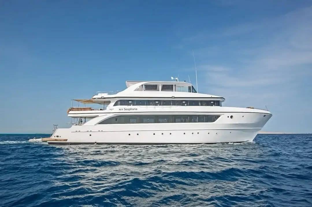 إنقاذ ركاب وطاقم لنش "ماي سيفوريا" السياحي بعد شحوطه بمنطقة أبو الكيزان بالبحر الأحمر.