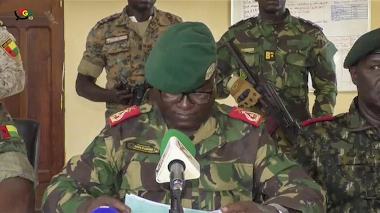 غينيا بيساو: الجيش يرفع حظر التجوال ويعيّن رئيسًا مؤقتًا وسط توتر سياسي بعد اعتقال الرئيس إمبالو 1 غينيا بيساو: الجيش يرفع حظر التجوال ويعيّن رئيسًا مؤقتًا وسط توتر سياسي بعد اعتقال الرئيس إمبالو