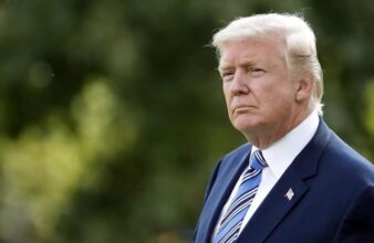 خلافات حادة بين ترامب ومهندس قاعة الرقص الجديدة بسبب مخاوف من «اختفاء البيت الأبيض» تحت حجم المشروع الضخم 2 خلافات حادة بين ترامب ومهندس قاعة الرقص الجديدة بسبب مخاوف من «اختفاء البيت الأبيض» تحت حجم المشروع الضخم