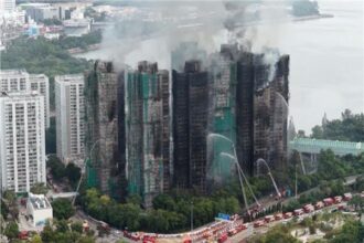 "الصين تشدد إجراءات فحص المباني الشاهقة بعد حريق هونغ كونغ المأساوي" 2 "الصين تشدد إجراءات فحص المباني الشاهقة بعد حريق هونغ كونغ المأساوي"