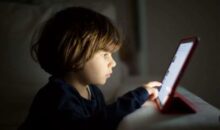 "جيل الفلاتر: كيف تحوّلت الشاشات إلى مرآة مشوهة لصورة الطفل عن ذاته؟"