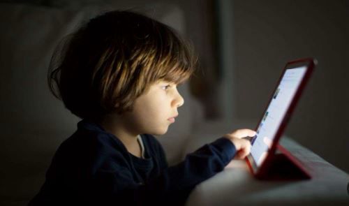 "جيل الفلاتر: كيف تحوّلت الشاشات إلى مرآة مشوهة لصورة الطفل عن ذاته؟" 1 "جيل الفلاتر: كيف تحوّلت الشاشات إلى مرآة مشوهة لصورة الطفل عن ذاته؟"