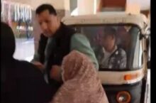 لقطة إنسانية داخل لجنة بالمطرية: توك توك يدخل ساحة مدرسة لنقل سيدة مسنة إلى باب اللجنة الانتخابية