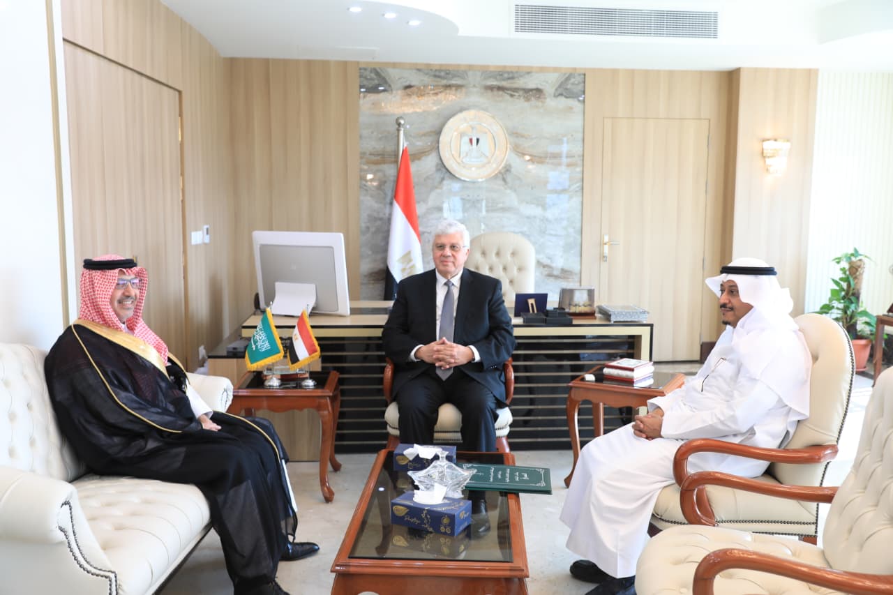 وزير التعليم العالي يبحث تعزيز التعاون الأكاديمي والبحثي مع السفير السعودي بالقاهرة