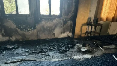 مستوطنون إسرائيليون يحرقون مسجدًا في سلفيت ويدنسون المصاحف