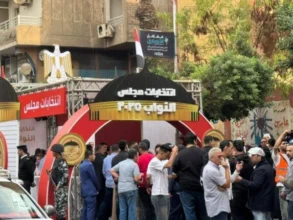 إقبال ملحوظ من الناخبين على لجنة عابدين الثانوية مع انتشار فرق مساعدة كبار السن 3 إقبال ملحوظ من الناخبين على لجنة عابدين الثانوية مع انتشار فرق مساعدة كبار السن