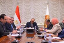 وزارة العمل و التأمينات تسرعان الربط الإلكتروني لتوسيع "المظلة".. حماية العمالة غير المنتظمة على رأس الأجندة