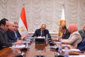 وزارة العمل و التأمينات تسرعان الربط الإلكتروني لتوسيع "المظلة".. حماية العمالة غير المنتظمة على رأس الأجندة