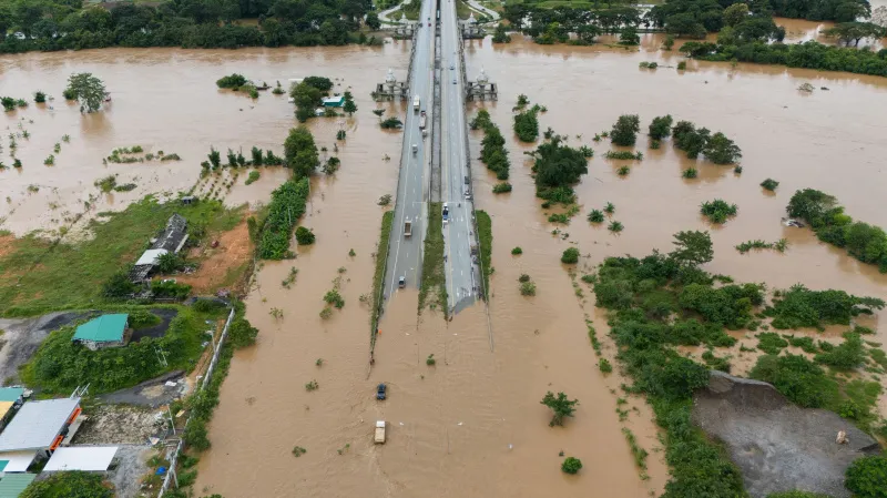 تايلاند ترسل طائرات وفرق إغاثة لجنوب البلاد بعد فيضانات أودت بحياة 13 شخصًا