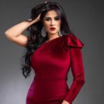 "ياسمين عبد العزيز تكشف عن لقاء مع منى الشاذلي وتحتفل بانطلاق تصوير فيلمها الجديد