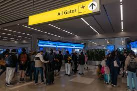 أزمة إغلاق الحكومة الأمريكية تضرب الطيران: إلغاء مئات الرحلات وتقليص القدرة الاستيعابية في المطارات 3 أزمة إغلاق الحكومة الأمريكية تضرب الطيران: إلغاء مئات الرحلات وتقليص القدرة الاستيعابية في المطارات