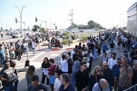 طوابير أمام سفارة البرتغال: إسرائيل تعيش “يوم هجرة جماعية” 3 طوابير أمام سفارة البرتغال: إسرائيل تعيش “يوم هجرة جماعية”