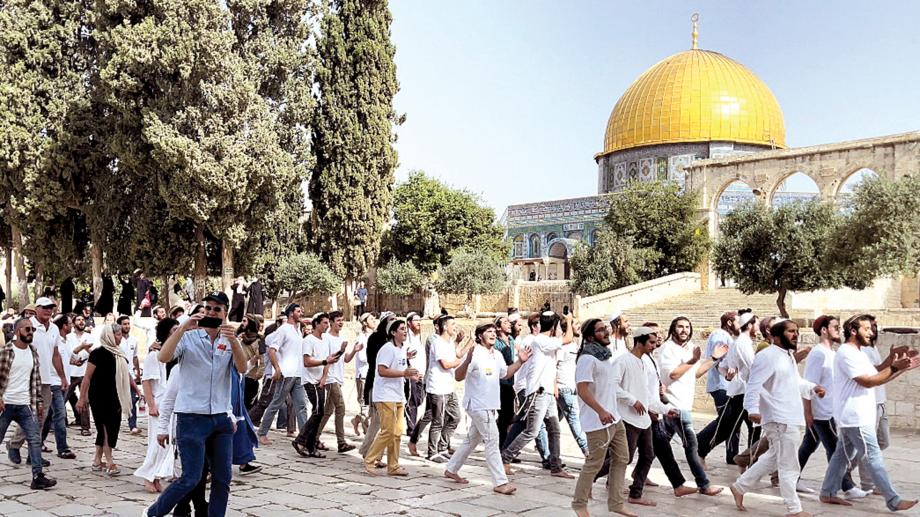 مئات المستوطنين يقتحمون المسجد الأقصى ويؤدون طقوسا تلمودية تحت حماية الشرطة الإسرائيلية