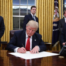 ترامب يوقع على قانون تمويل الحكومة ويعلن: سنعمل على تحسين الرعاية الصحية للشعب الأمريكي 24 ترامب يوقع على قانون تمويل الحكومة ويعلن: سنعمل على تحسين الرعاية الصحية للشعب الأمريكي