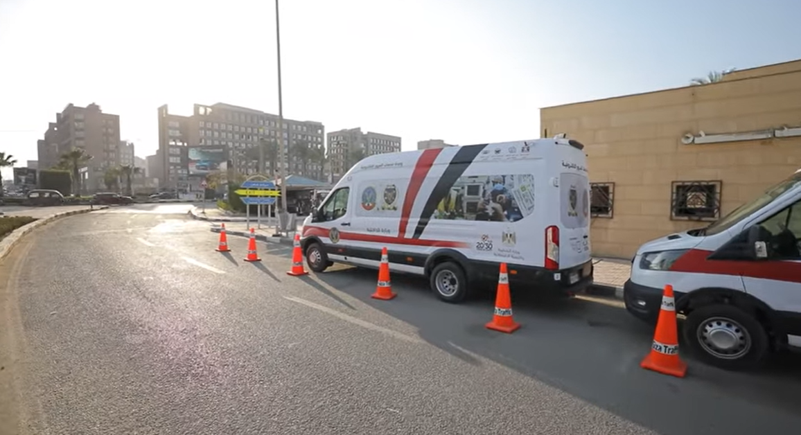 وحدات المرور المتنقلة تخفّف الأعباء عن المواطنين وتصل إلى مواقعهم ضمن خطة التحول الرقمي للدولة 1 وحدات المرور المتنقلة تخفّف الأعباء عن المواطنين وتصل إلى مواقعهم ضمن خطة التحول الرقمي للدولة