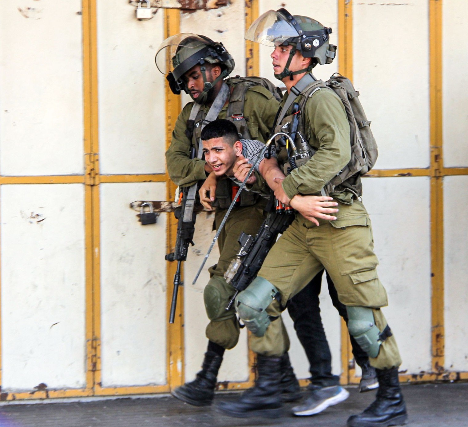 قوات الاحتلال الإسرائيلي تعتقل مواطنين ونجله في رام الله وتقتحم بلدات في جنين 1 قوات الاحتلال الإسرائيلي تعتقل مواطنين ونجله في رام الله وتقتحم بلدات في جنين