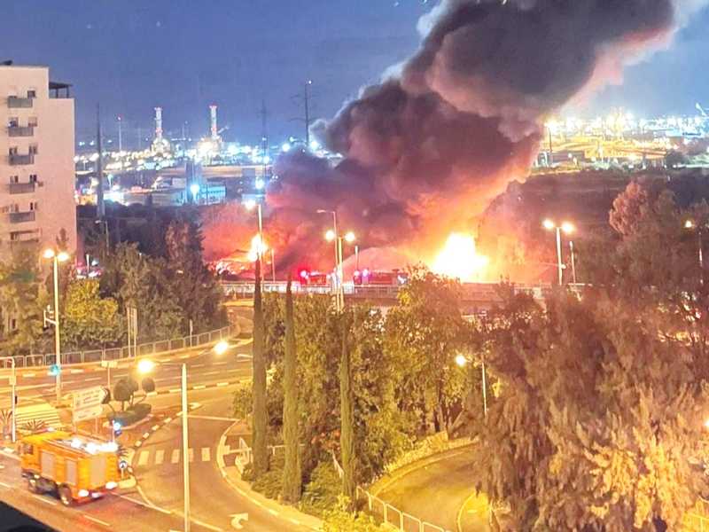 حريق ضخم يضرب حيفا وسط موجة حر غير مسبوقة دون إصابات 1 حريق ضخم يضرب حيفا وسط موجة حر غير مسبوقة دون إصابات