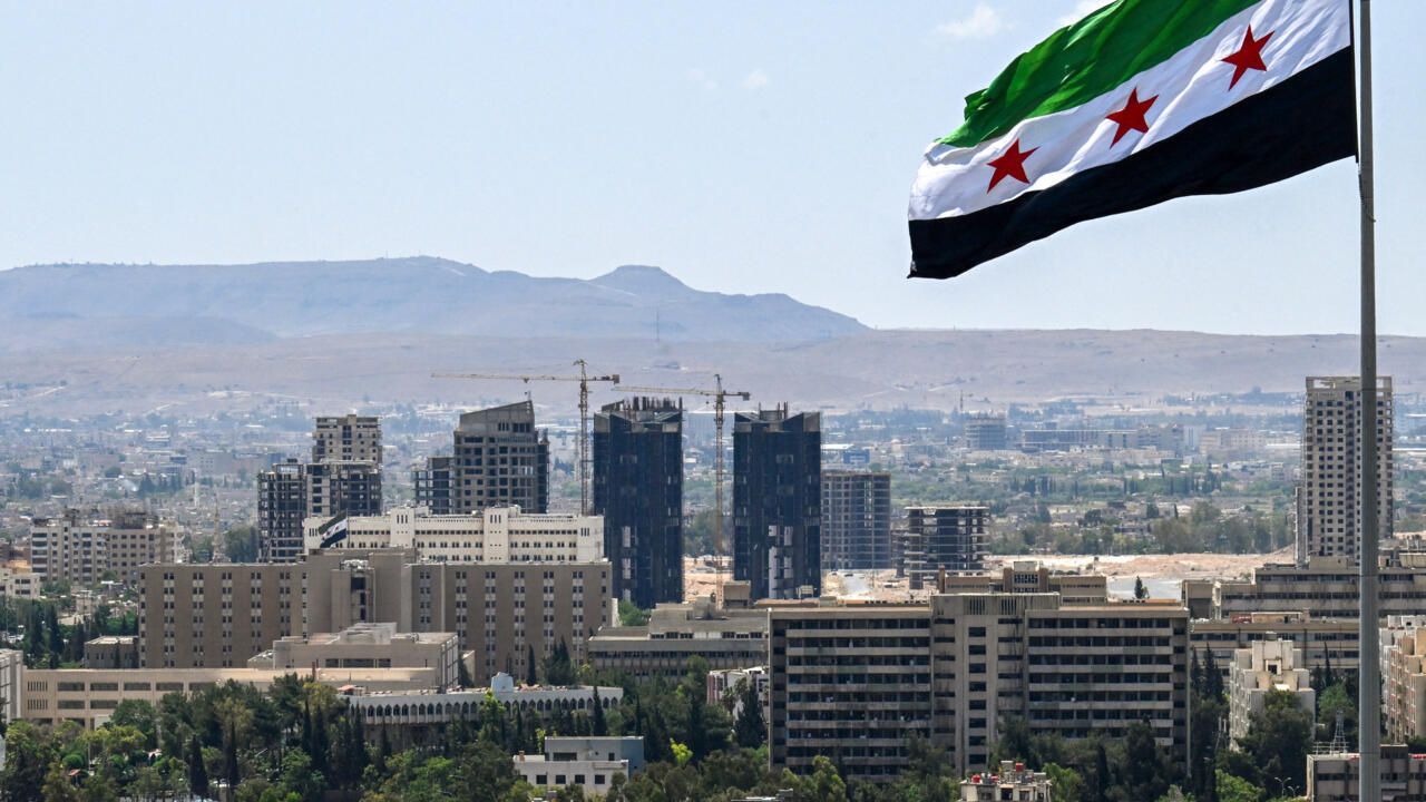 السلطات السورية تفرج عن 70 عسكريًا من عهد نظام الأسد في اللاذقية