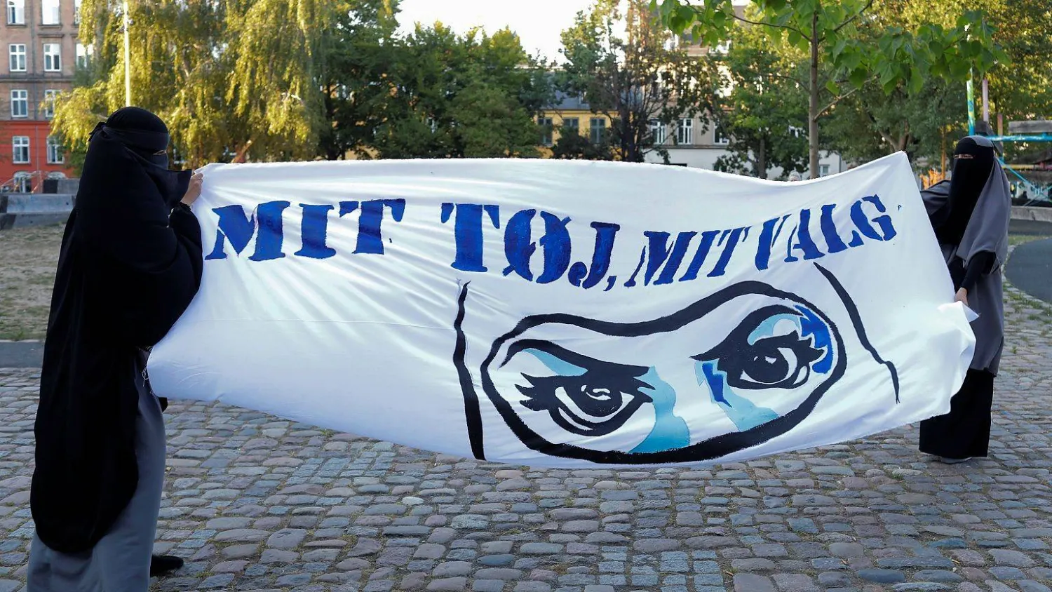 الدنمارك توسع حظر الحجاب الكامل: منع البرقع والنقاب في المدارس والجامعات