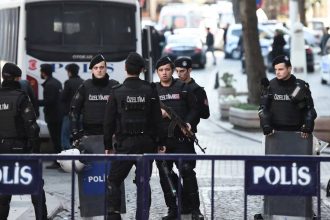 إصابة 7 عناصر شرطة تركية في اشتباك مع مسلحين يُشتبه بانتمائهم لـ"داعش" بمنطقة يالوفا