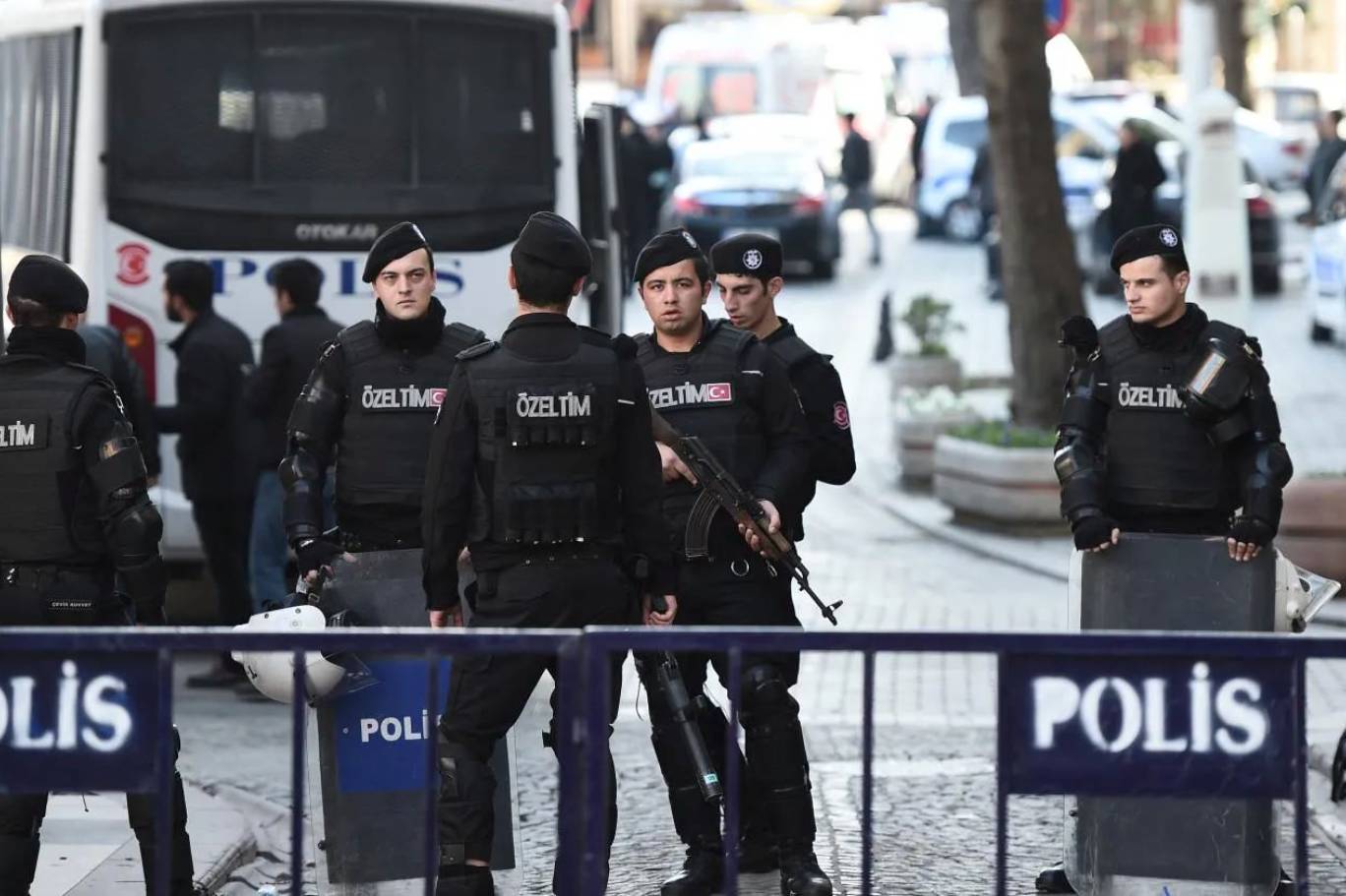 إصابة 7 عناصر شرطة تركية في اشتباك مع مسلحين يُشتبه بانتمائهم لـ"داعش" بمنطقة يالوفا