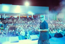 عمرو دياب يضيء جزيرة المها بالدوحة بحفل غنائي ضخم