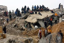 ارتفاع ضحايا المنخفض الجوي في غزة إلى 13 قتيلاً وغرق خيام النازحين بسبب الأمطار الغزيرة