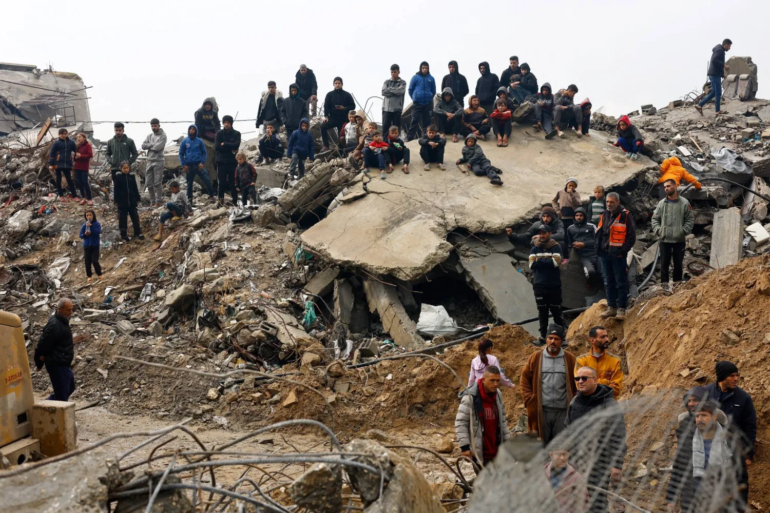 ارتفاع ضحايا المنخفض الجوي في غزة إلى 13 قتيلاً وغرق خيام النازحين بسبب الأمطار الغزيرة 1 ارتفاع ضحايا المنخفض الجوي في غزة إلى 13 قتيلاً وغرق خيام النازحين بسبب الأمطار الغزيرة