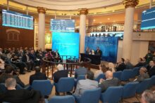 "البورصة المصرية تبحث تمديد ساعات التداول لتعزيز السيولة"