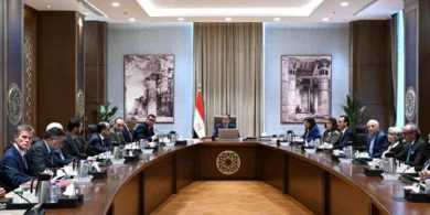 مدبولي يستعرض مخطط تطوير المناطق المحيطة بالأهرامات والمتحف المصري الكبير