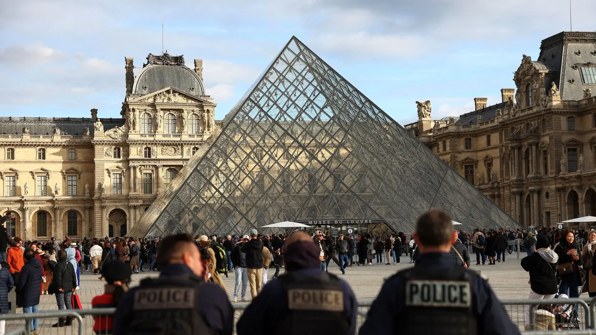 إضراب مفتوح في متحف اللوفر من 15 ديسمبر احتجاجًا على تدهور ظروف العمل وسط سلسلة حوادث أمنية وإنفاقية. 1 إضراب مفتوح في متحف اللوفر من 15 ديسمبر احتجاجًا على تدهور ظروف العمل وسط سلسلة حوادث أمنية وإنفاقية.