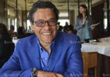 «حزن الوسط الفني على رحيل خبير المكياج محمد عبد الحميد.. نجمات الفن ينعينه ونجوم يودعونه في جنازته»