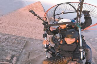 "Egypt Air Games" يشعل أهرامات الجيزة: مهرجان الباراموتور والقفز بالمظلات يجمع 200 طيار من 30 دولة