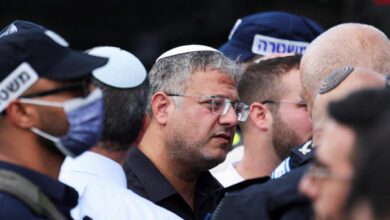 وزير الأمن القومي الإسرائيلي إيتمار بن غفير يتعرض للرشق بالحجارة خلال زيارة قرية الترابين العربية