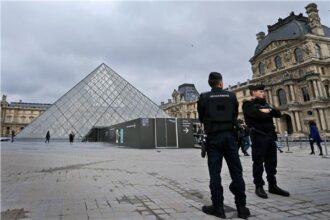 متحف اللوفر في باريس يغلق أبوابه بسبب إضراب موظفيه احتجاجا على تدهور ظروف العمل ونقص الموارد 2 متحف اللوفر في باريس يغلق أبوابه بسبب إضراب موظفيه احتجاجا على تدهور ظروف العمل ونقص الموارد
