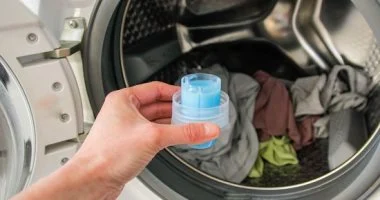 كيف تختارين معطر الملابس المناسب؟ معايير أساسية لرائحة تدوم دون أذى