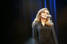 مقربون من فيروز ينفون شائعات ضائقتها المالية وإقامتها في شقة إسكان