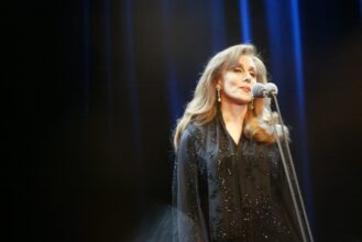 مقربون من فيروز ينفون شائعات ضائقتها المالية وإقامتها في شقة إسكان