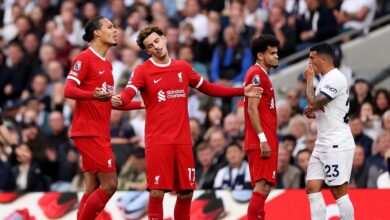 ليفربول يواجه توتنهام في قمة الدوري الإنجليزي: غياب صلاح يضيف تحديات جديدة