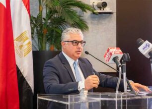 اقتصادية قناة السويس توقع عقدًا بقيمة مليار جنيه لتطوير 200 ألف متر بمنطقة القنطرة غرب الصناعية