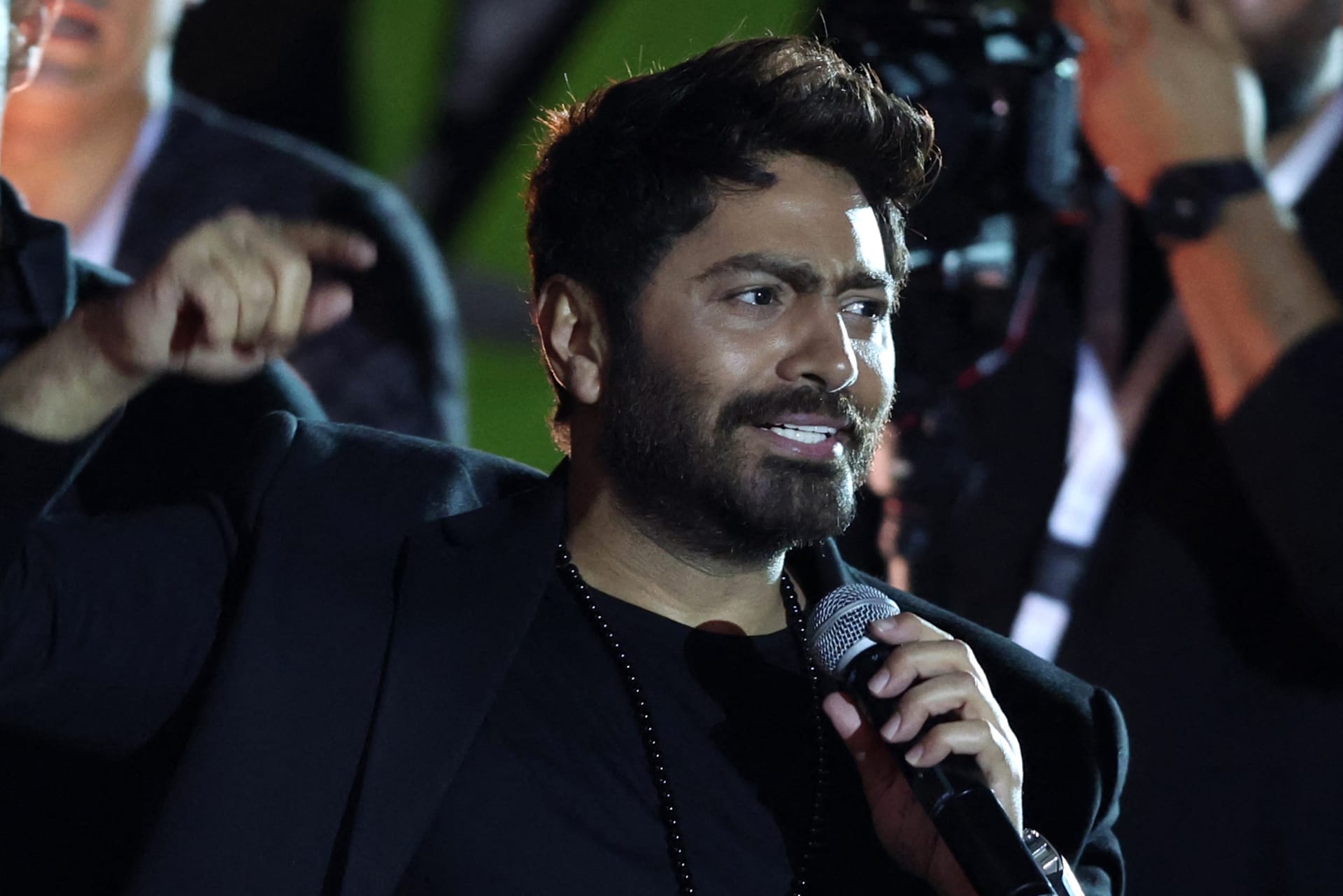 تامر حسني يتألق في أولى حفلاته بعد تعافيه من الأزمة الصحية