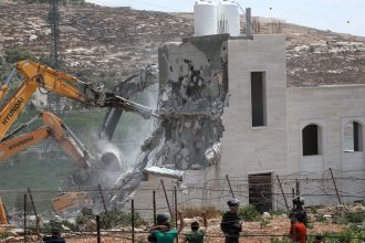 اقتحامات إسرائيلية في سلوان وتقوع: عمليات هدم واحتجاز عشرات المواطنين في الضفة الغربية