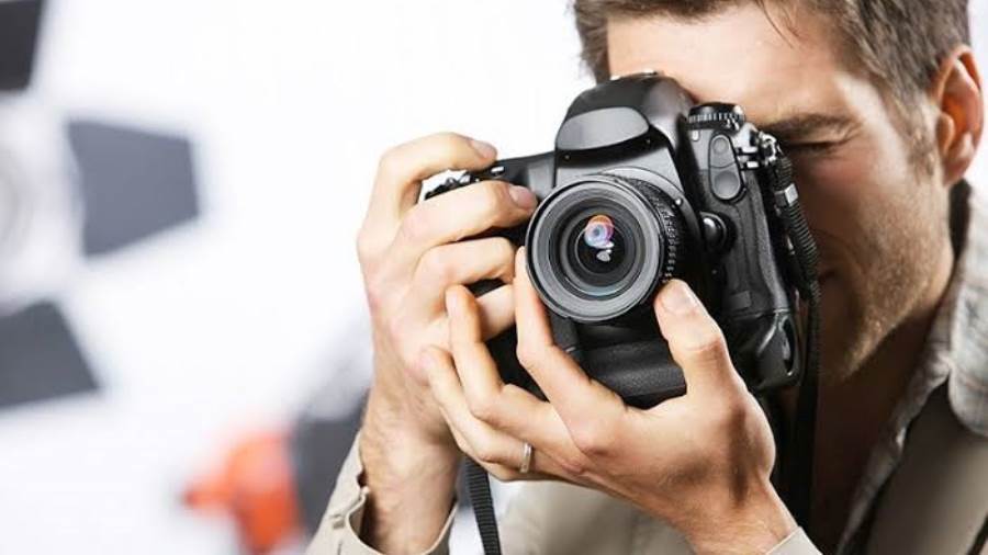 احترام الخصوصية في عصر التصوير الرقمي: لماذا يجب الاستئذان قبل التقاط الصور في العزاء والأفراح