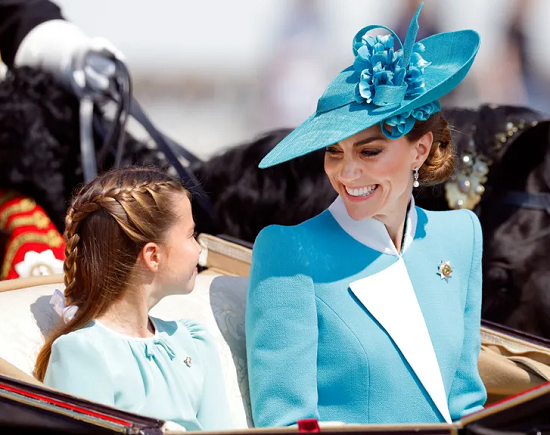 "4 تسريحات مستوحاة من الأميرة شارلوت لتتألقي بها طفلتك في سهرة رأس السنة"