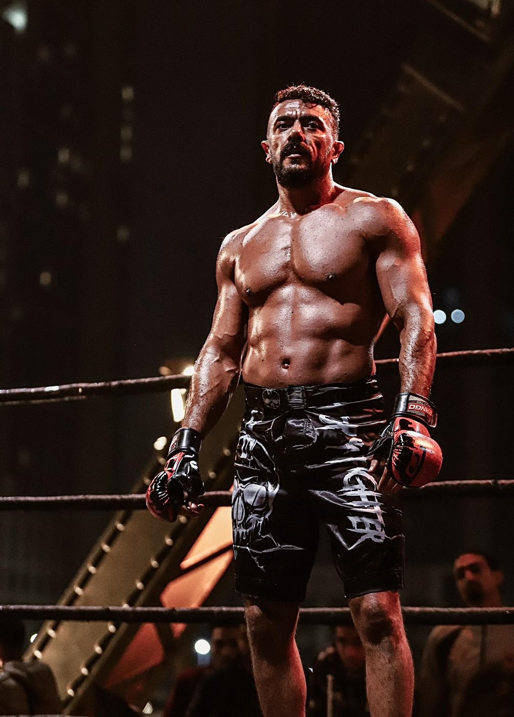 أحمد العوضي يستعرض فورمته البدنية من كواليس «على كلاي» استعدادًا لرمضان 2026